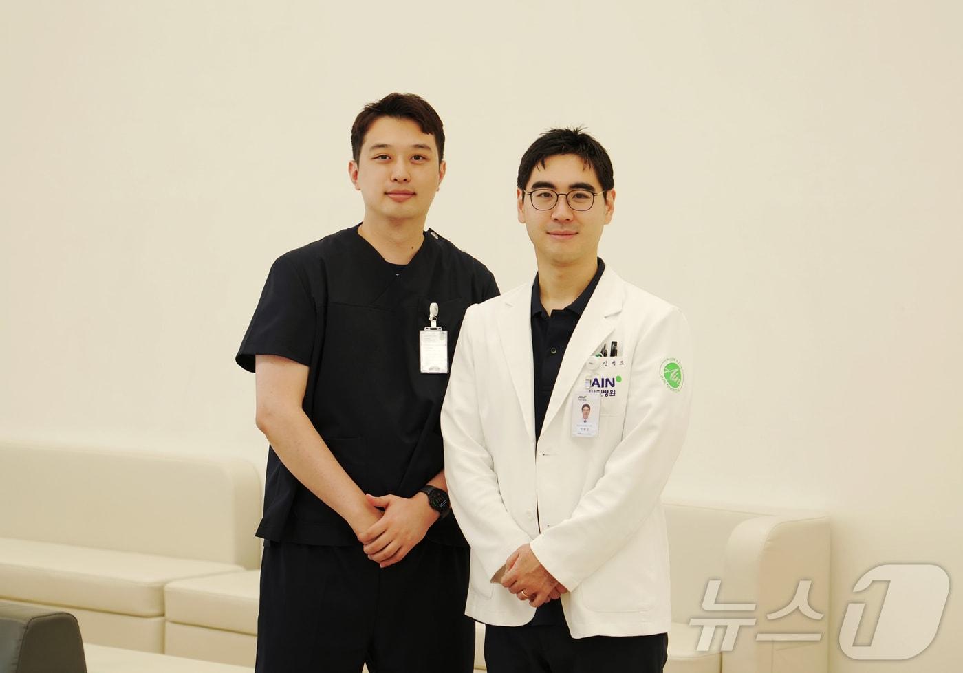 아인병원 재활치료센터 박지명 운동실장(왼쪽), 아인병원 관절센터 민병조 원장의 모습 (아인병원 제공) / 뉴스1