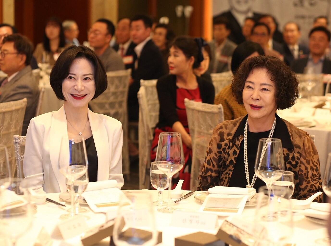 본문 이미지 - 신영자 롯데재단 의장(오른쪽)과 장혜선 롯데장학재단 이사장(롯데재단 제공)