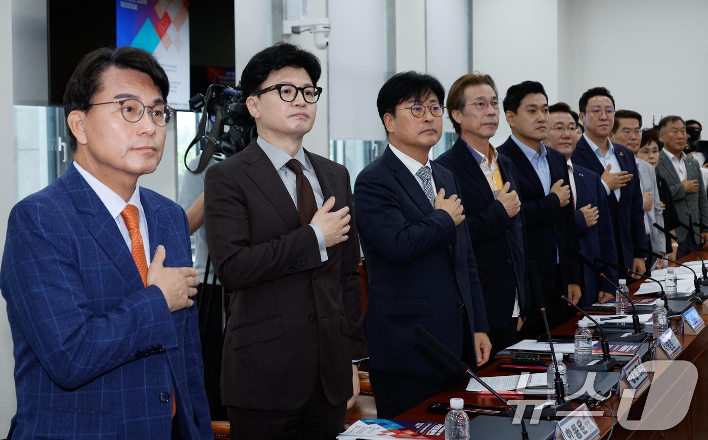 본문 이미지 - 2024년 9월 9일 윤상현 국민의힘 의원(왼쪽부터), 한동훈 대표, 김종혁 최고위원 등이 서울 여의도 국회에서 열린 '지역당 부활과 정당정치 활성화를 위한 국회토론회'에서 국민의례를 하고 있다. 2024.9.9 ⓒ 뉴스1 안은나 기자