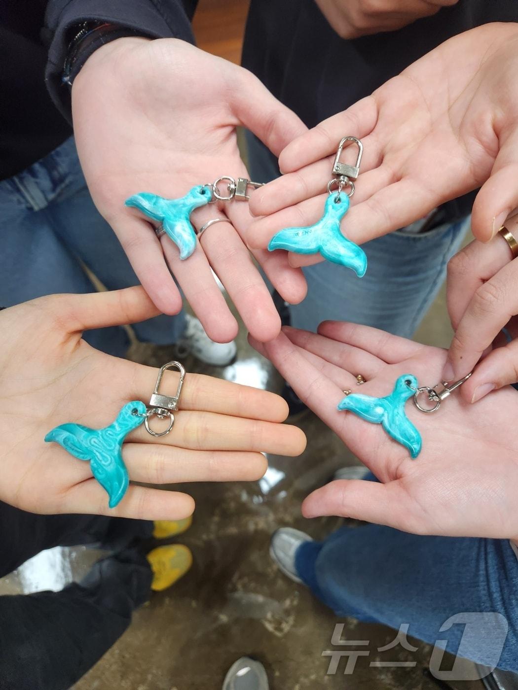 본문 이미지 - 간세팩토리가 폐플라스틱으로 제작한 고래 꼬리 모양 키링(간세팩토리 제공)/뉴스1