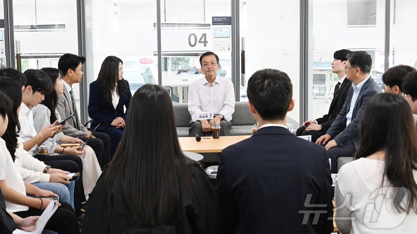 최상목 부총리 겸 기획재정부 장관이 9일 대전광역시 소재 충남대학교를 방문해 교내 증권투자동아리와의 간담회에서 인사말을 하고 있다. (기재부 제공)