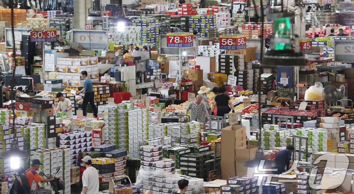 추석 연휴를 일주일여 앞둔 9일 오후 부산 해운대구 반여농산물도매시장에서 시민들이 과일을 살펴보고 있다.(사진은 기사내용과 관련 없음)2024.9.9/뉴스1 ⓒ News1 윤일지 기자