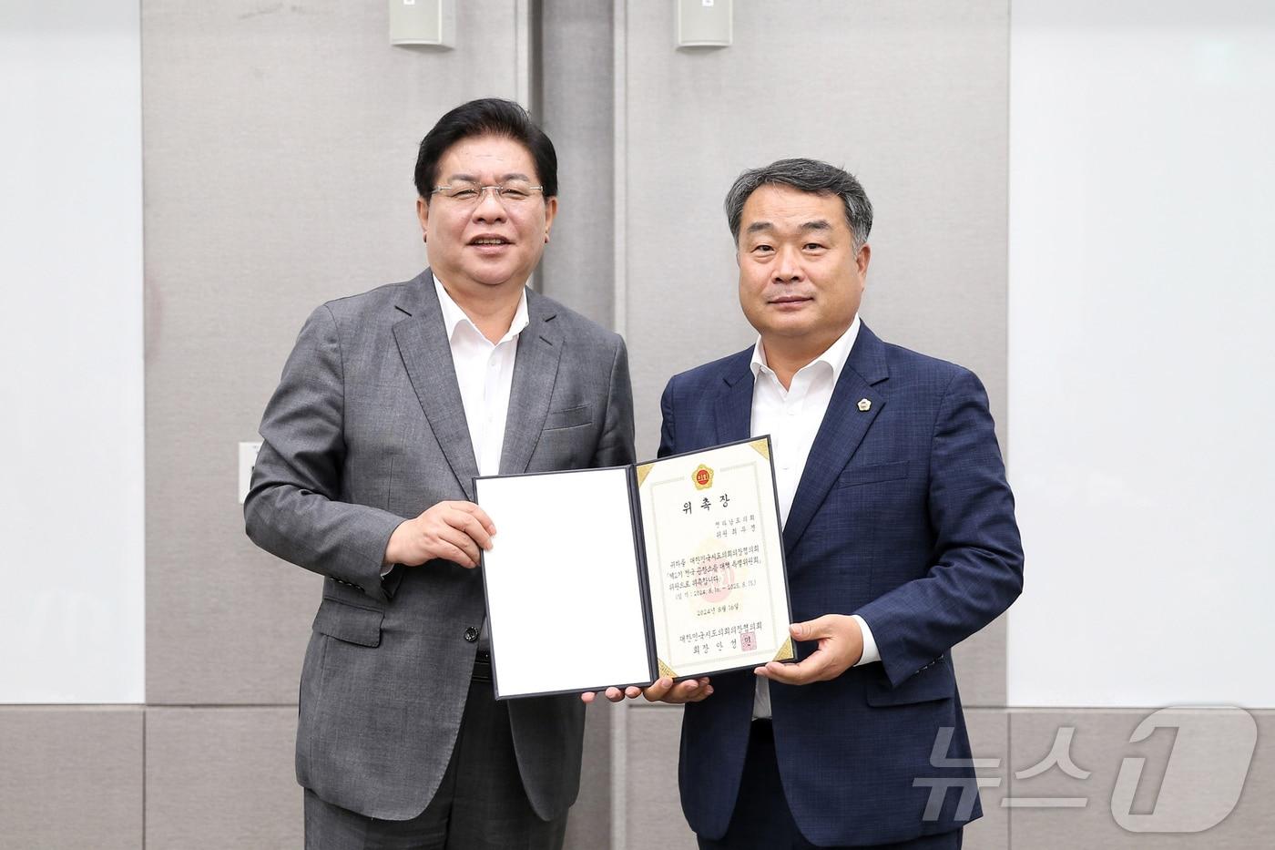 본문 이미지 - 최무경 전남도의원이  '전국 공항소음 대책 특위'부위원장 재위촉을 받고 기념사진을 찍고 있다.(전남도의회 제공)/뉴스1