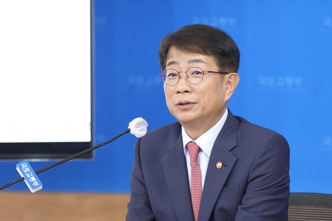 박상우 국토교통부 장관이 9일 정부세종청사에서 열린 '출입기자단 간담회'에서 기자들 질문에 답하고 있다.(국토교통부 제공)