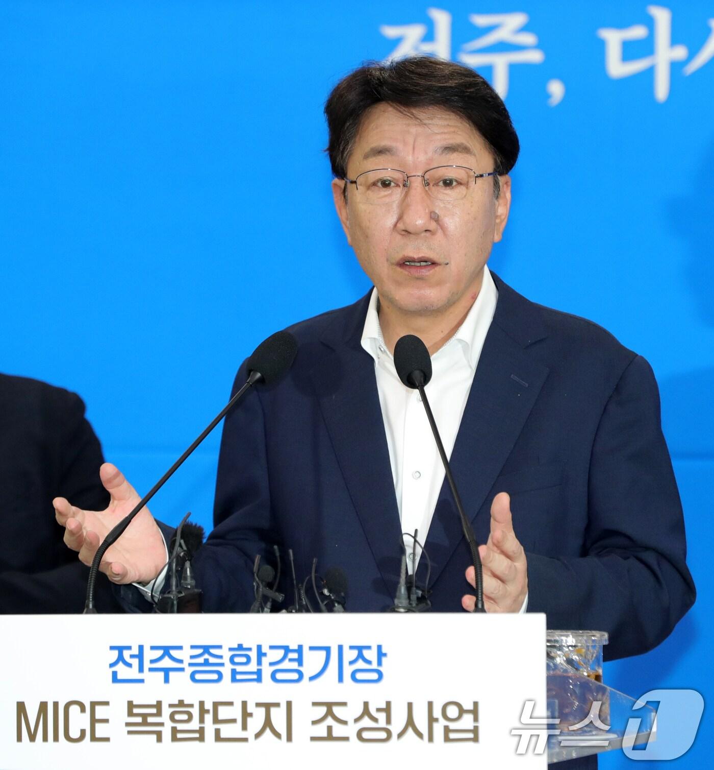 본문 이미지 - 우범기 전주시장이 9일 전북자치도 전주시 전주시청 회의실에서 종합경기장 개발 추진 경과 브리핑을 열고 주요 진행 사항과 향후 일정을 설명하고 있다. 2024.9.9/뉴스1 ⓒ News1 유경석 기자