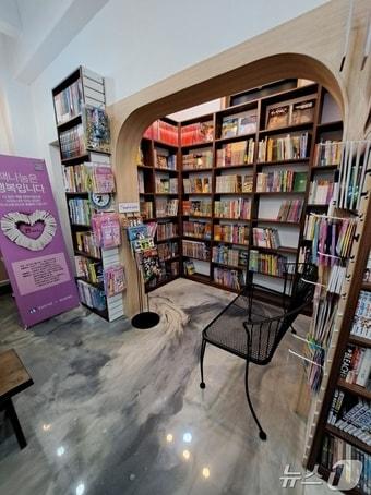 본문 이미지 - 부산시 행복한 책나눔 사업 참여 서점 앞 전경&#40;부산시청 제공&#41;