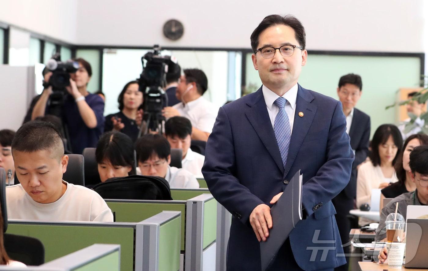 본문 이미지 - 한기정 공정거래위원장이 지난 9일 오후 세종시 정부세종청사에서 열린 플랫폼 공정경쟁 촉진 및 티몬 · 위메프 사태 재발방지를 위한 입법 방향에 대한 당정협의 최종 내용을 발표하기 위해 공정거래위원회 기자실에 입장하고 있다.2024.9.9/뉴스1 ⓒ News1 김기남 기자