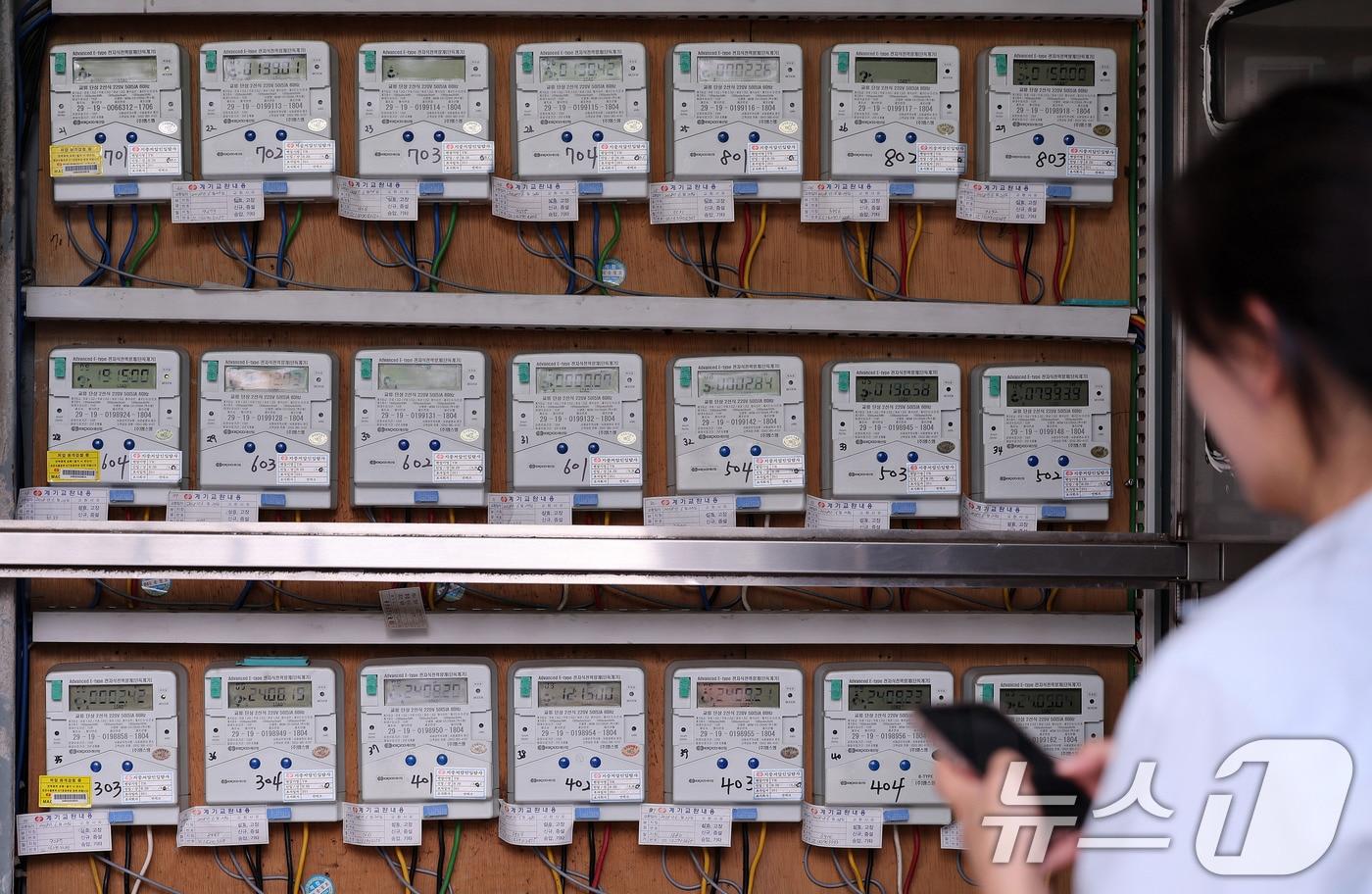 본문 이미지 - 서울의 한 오피스텔 전기계량기 앞으로 한 시민이 지나가고 있다.  ⓒ News1 DB