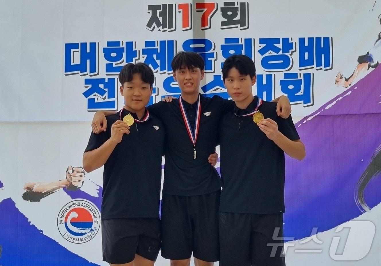 본문 이미지 - 충북체육고등학교 우슈부가 지난 7일부터 9일까지 경북 안동에서 열린 17회 대한체육회장배 전국우슈대회에서 메달을 휩쓸며 우슈 종목 전국 최강임을 입증했다. 왼쪽부터 이종원&#40;2학년&#41;, 김현수&#40;2학년&#41;, 이윤상&#40;1학년&#41; 학생.&#40;충북교육청 제공&#41;/뉴스1