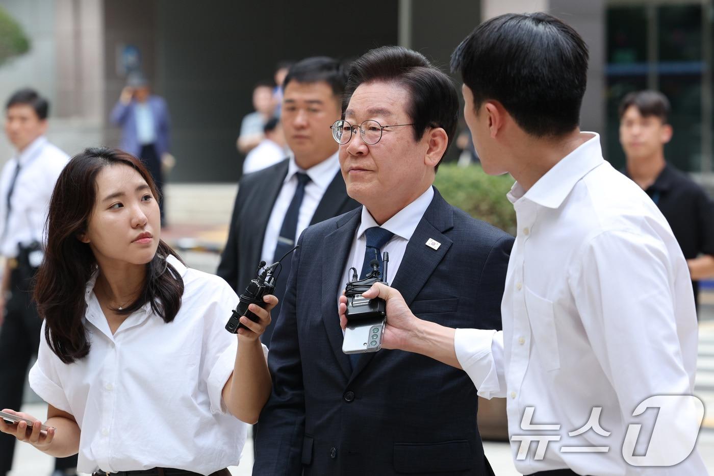 '위증교사' 혐의를 받는 이재명 더불어민주당 대표가 9일 오후 서울 서초구 서울중앙지방법원에서 열린 속행 공판에 출석하고 있다. 이 대표는 경기도지사 시절인 2018년 허위사실공표 혐의로 기소돼 재판을 받던 중 증인으로 출석한 김병량 전 성남시장 수행비서였던 김진성 씨에게 자신에게 유리하게 위증해 달라고 한 혐의를 받는다. 2024.9.9/뉴스1 ⓒ News1 신웅수 기자