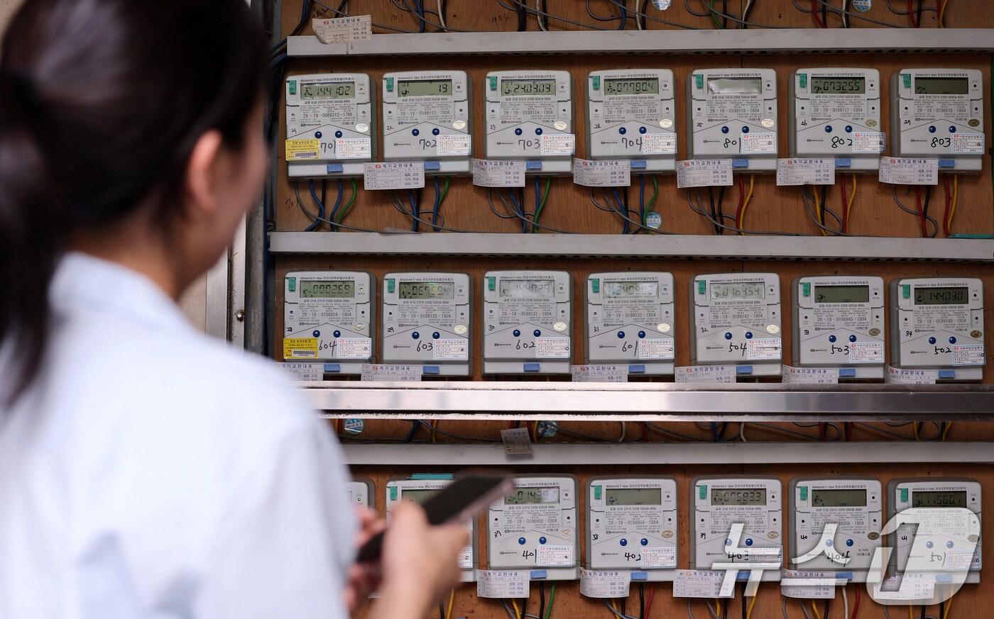 9일 서울의 한 오피스텔에서 한 시민이 전기계량기를 바라보고 있다. 2024.9.9/뉴스1 ⓒ News1 박지혜 기자