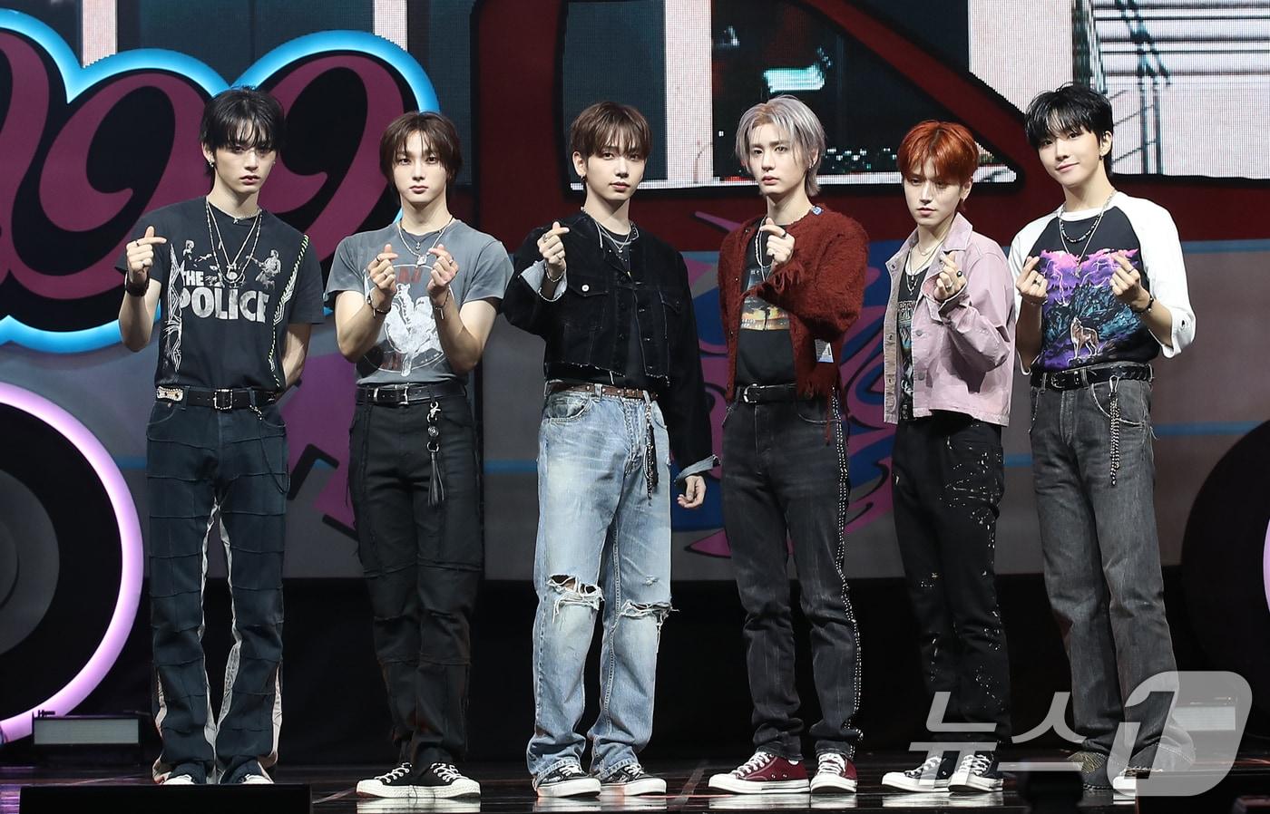 보이넥스트도어(BOYNEXTDOOR) 태산(왼쪽부터)과 성호, 명재현, 이한, 리우, 운학이 9일 오후 서울 용산구 한남동 블루스퀘어에서 가진 미니 3집 앨범 '19.99' 발매 기념 쇼케이스에서 포즈를 취하고 있다. 2024.9.9/뉴스1 ⓒ News1 권현진 기자