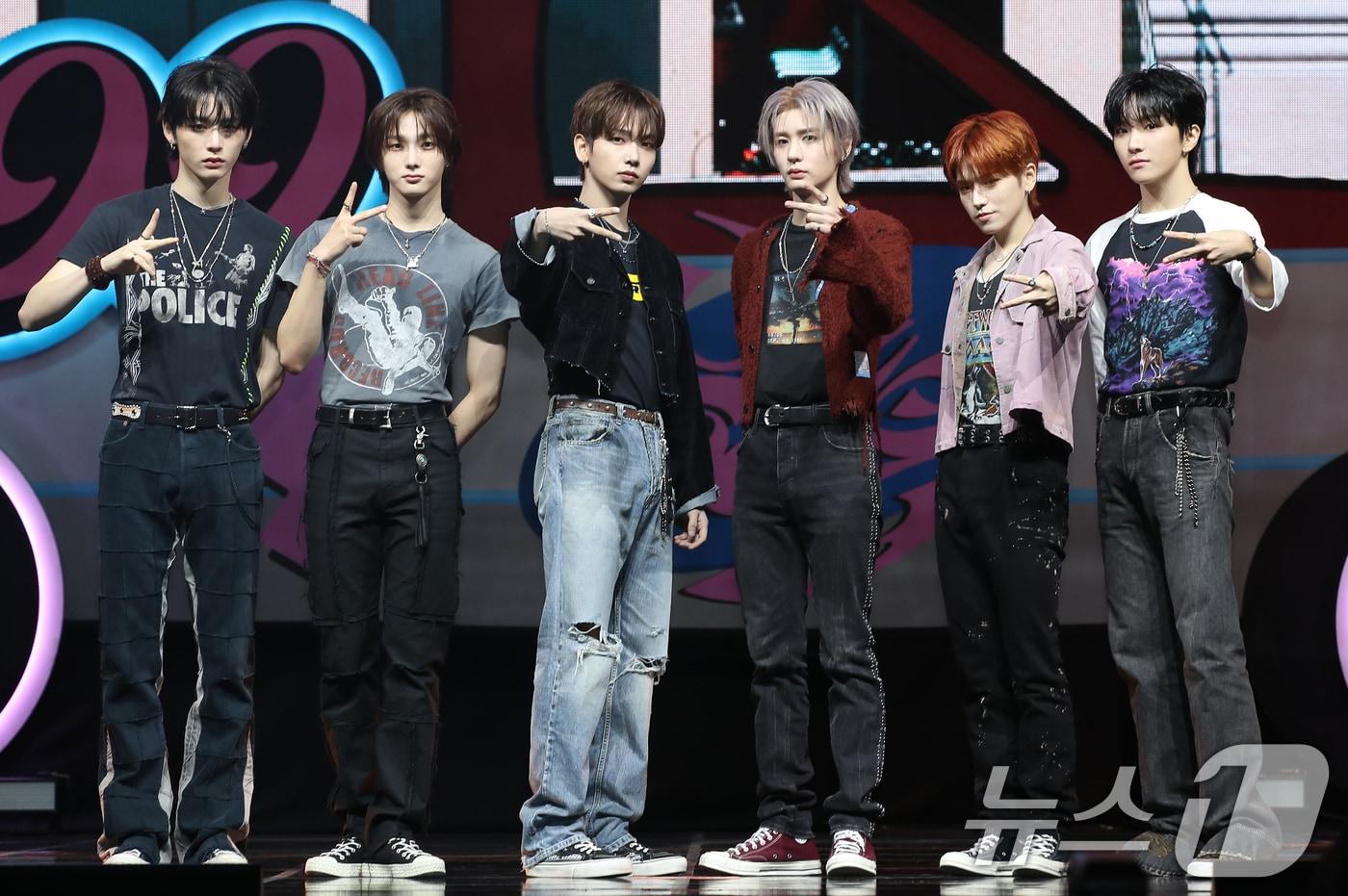 보이넥스트도어(BOYNEXTDOOR) 태산(왼쪽부터)과 성호, 명재현, 이한, 리우, 운학이 9일 오후 서울 용산구 한남동 블루스퀘어에서 가진 미니 3집 앨범 '19.99' 발매 기념 쇼케이스에서 포즈를 취하고 있다. 2024.9.9/뉴스1 ⓒ News1 권현진 기자