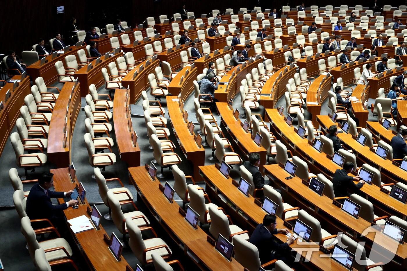 본문 이미지 - 서울 여의도 국회 본회의장에서 열린 정치 분야 대정부질문에서 여야 의원들의 많은 자리가 비어 있다. 2024.9.9/뉴스1 ⓒ News1 이광호 기자