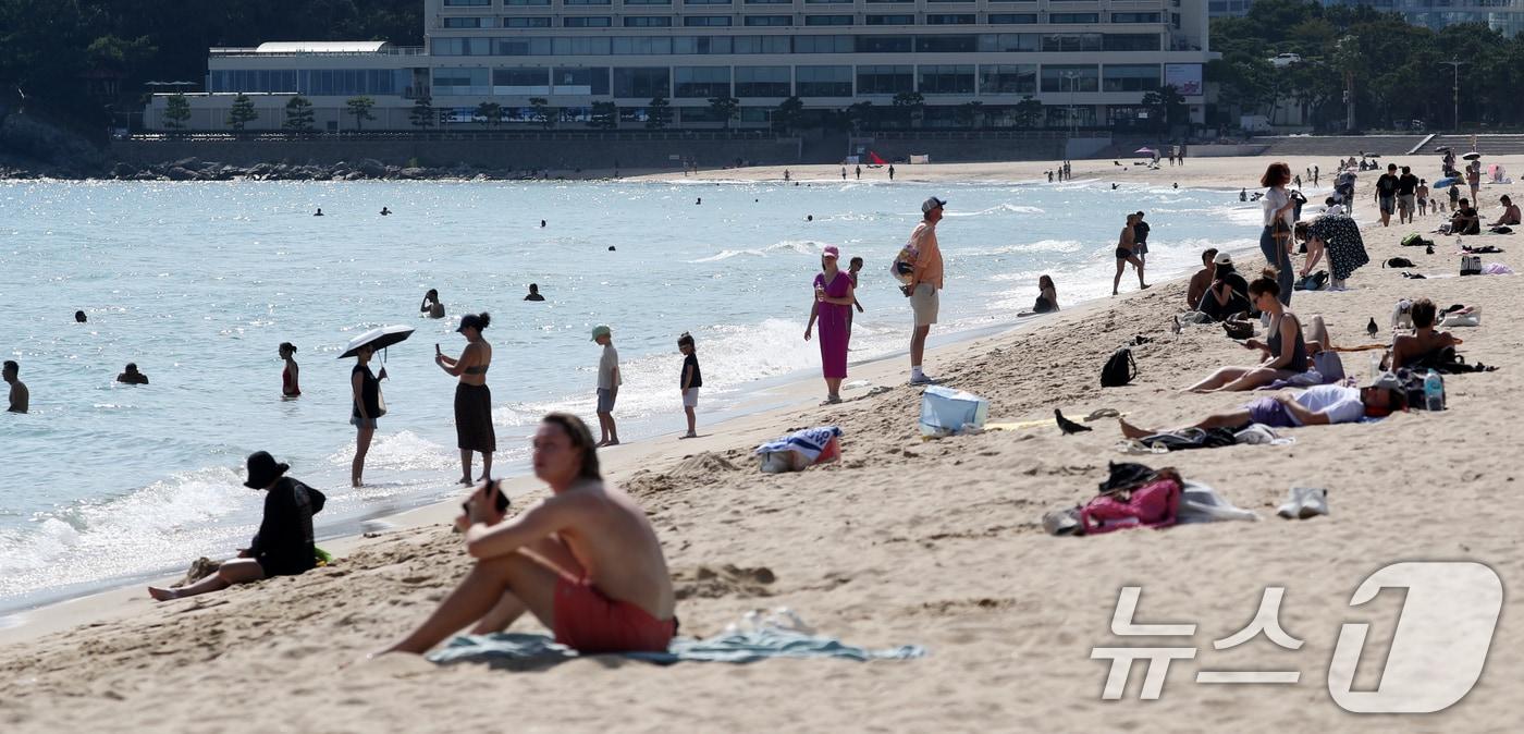본문 이미지 - 가을 늦더위가 기승을 부린 9일 오후 부산 해운대해수욕장을 찾은 관광객, 외국인 등이 물놀이를 하며 더위를 식히고 있다. 2024.9.9/뉴스1 ⓒ News1 윤일지 기자