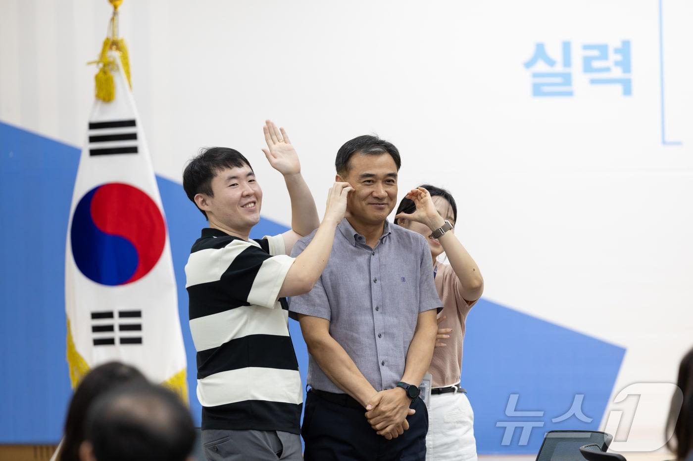 광주시교육청 청년 공직자들이 과장급 상급자에 ‘볼 하트’를 만들어주고 있다.(광주시교육청 제공)2024.9.9./뉴스1