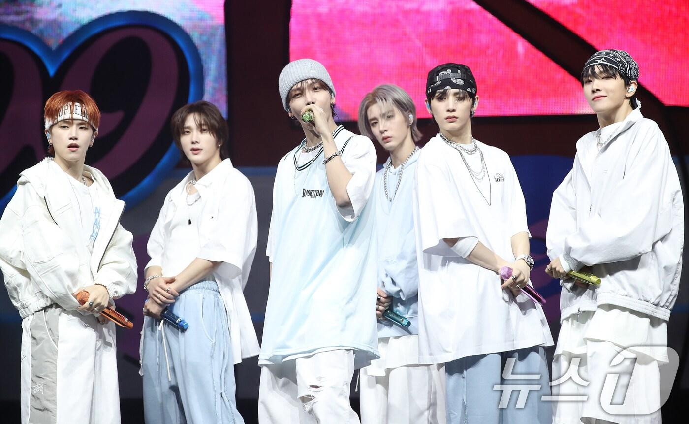 보이넥스트도어(BOYNEXTDOOR)가 9일 오후 서울 용산구 한남동 블루스퀘어에서 가진 미니 3집 앨범 '19.99' 발매 기념 쇼케이스에서 신곡 ‘부모님 관람불가’를 선보이고 있다. 2024.9.9/뉴스1 ⓒ News1 권현진 기자