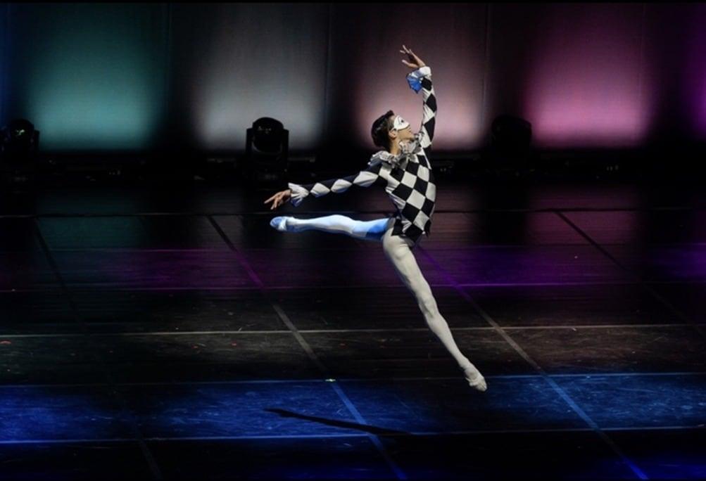 본문 이미지 - 7일 '피아노 파드되' 공연에서 춤을 선보이고 있는 전민철(아트앤아티스트 제공)