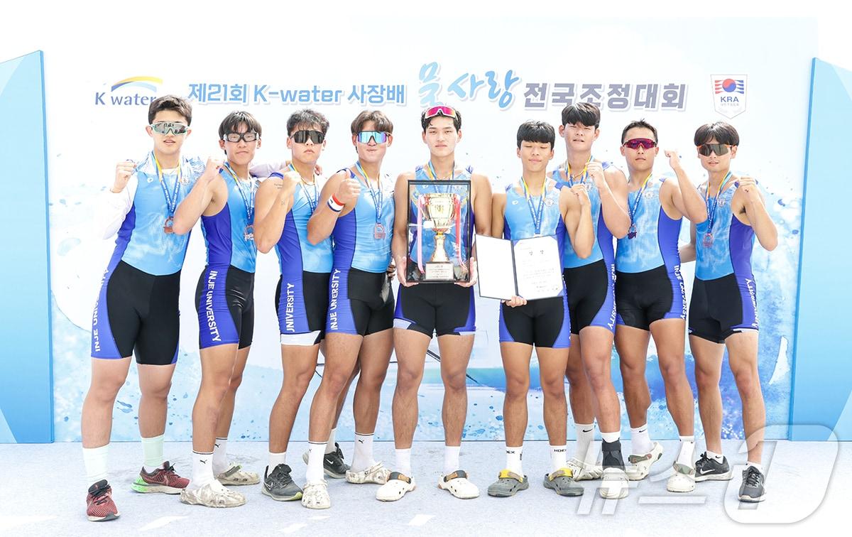 본문 이미지 - 지난 8일 김해시 대동생태공원 수상레저시설에서 열린 k-water 사장배 전국조정대회에서 대학부 종합우승을 차지한 인제대 조정부 선수들이 기념촬영을 하고 있다.(인제대 제공)
