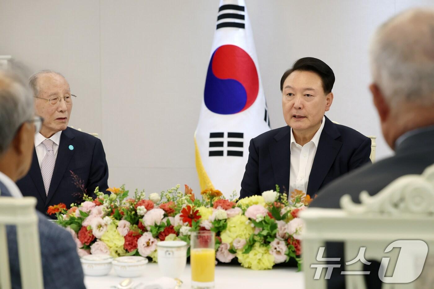 윤석열 대통령이 9일 용산 대통령실 청사에서 한국 원자력 산업 발전 원로들과 함께 오찬 간담회를 하고 있다. (대통령실 제공) 2024.9.9/뉴스1 ⓒ News1 송원영 기자
