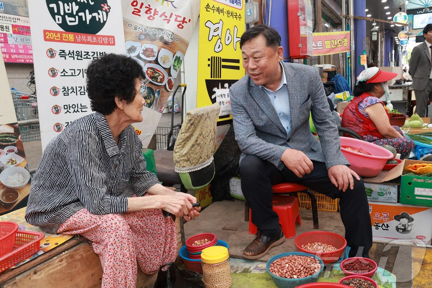 김종훈 동구청장은 9일 추석을 맞아 남목마성시장을 비롯한 동울산시장 등 관내 5개 전통시장을 방문해 상인을 격려하고 있다.(울산동구청제공)