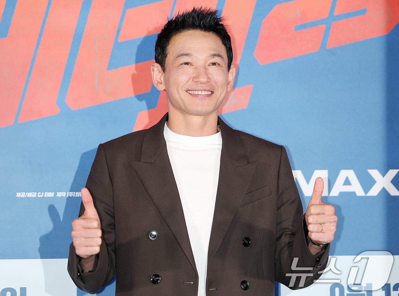 본문 이미지 - 배우 황정민이 9일 오후 서울 용산구 아이파크몰 CGV에서 열린 영화 '베테랑2' 기자간담회에서 포즈를 취하고 있다. '베테랑2'는 나쁜 놈은 끝까지 잡는 베테랑 서도철 형사(황정민 분)의 강력범죄수사대에 막내 형사 박선우(정해인 분)가 합류하면서 세상을 떠들썩하게 한 연쇄살인범을 쫓는 액션범죄수사극으로 오는 13일 개봉한다. 2024.9.9 ⓒ 뉴스1 김진환 기자