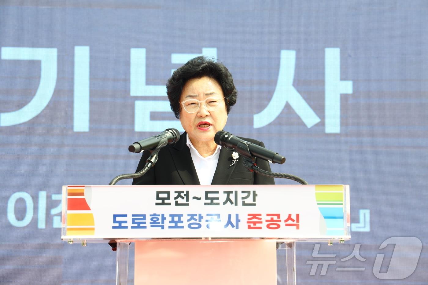 본문 이미지 - 김경희 시장이 9일 진행된 모전~도지 간 도로 확포장 공사 준공식에서 축사를 하고 있다.(이천시 제공)