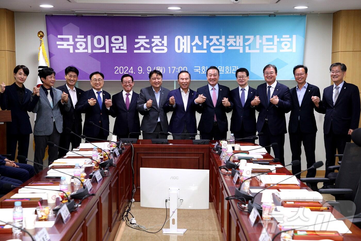 충북도는 9일 국회 의원회관에서 지역 국회의원 전원을 초청해 첫 예산정책간담회를 열었다. (충북도 제공)