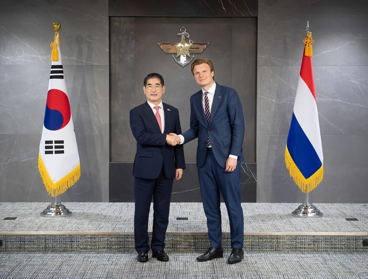 본문 이미지 - 김용현 국방부 장관과 루벤 브레켈만스 네덜란드 국방부 장관.(국방부 제공)