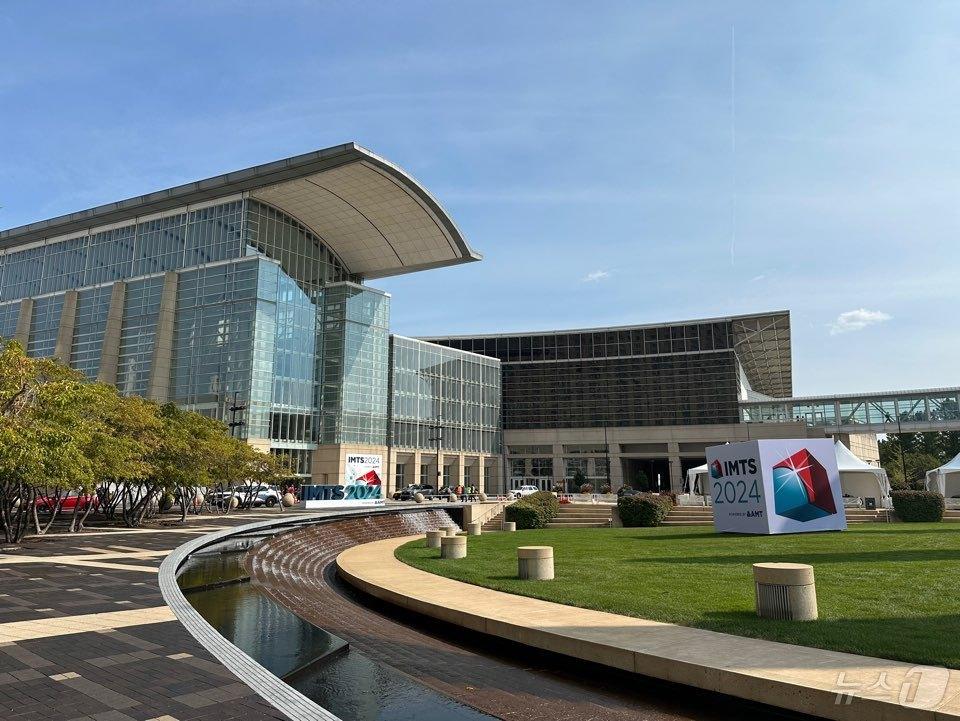 본문 이미지 - 북미 최대 공작기계전시회인 ‘IMTS 2024’가 9일(현지시간)부터 14일까지 시카고 맥코믹 플레이스에서 열린다. 한국에서는 YG-1, 레인보우로보틱스 등 20여 개 업체가 참가해 기술력을 과시한다. 전시회 개막을 하루 앞둔 맥코믹 플레이스 전경. 2024.09.09/ ⓒ 뉴스1 박영주 통신원