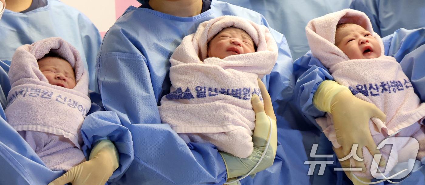 2025년 을사년 (乙巳年) 새해 첫날인 1일 오전 경기 고양시 일산동구 일산차병원에서 (오른쪽부터) 엄마 구슬기(35세)씨와 아빠 강우석(41세)씨의 남아 딩굴이(태명), 엄마 구라겸(27세)씨와 아빠 이효영(38세)씨의 남아 꼬물이(태명), 엄마 이승현(33세)씨와 아빠 박준수(36세)씨의 남아 니케(태명)가 간호사들 품에 안겨 있다. 2025.1.1/뉴스1 ⓒ News1 김명섭 기자