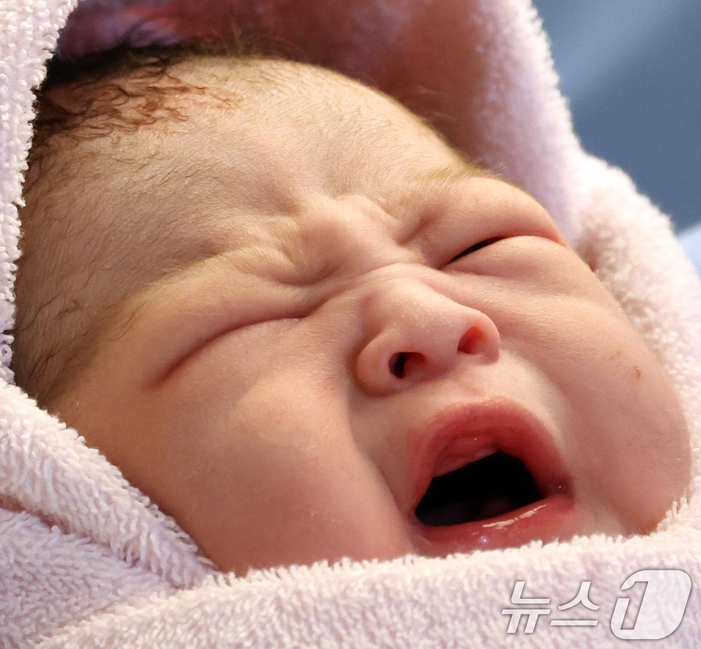 본문 이미지 - 2025년 을사년 &#40;乙巳年&#41; 새해 첫날인 1일 오전 경기도 고양시 일산동구 일산차병원에서 엄마 구슬기&#40;35세&#41;씨와 아빠 강우석&#40;41세&#41;씨의 남아 딩굴이&#40;태명&#41;가 아빠품에 안겨 있다. 2025.1.1/뉴스1 ⓒ News1 김명섭 기자