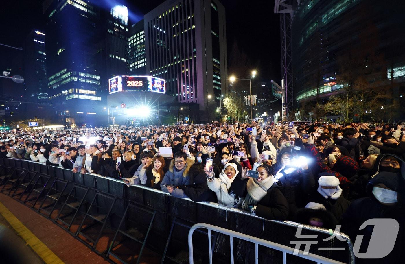 지난 1월 1일 서울 종로구 보신각에서 열린 제야의 종 타종행사를 찾은 시민들이 타종 장면을 바라보고 있다. (공동취재)2025.1.1/뉴스1 ⓒ News1 박세연 기자