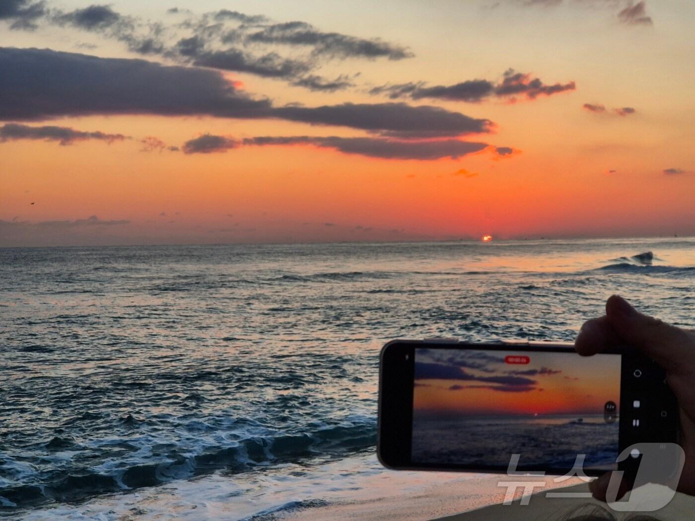 본문 이미지 - 1일 강원 강릉 경포해수욕장을 찾은 해맞이객들이 2025년 새해 첫 일출을 맞이하고 있다. 2025.1.1/뉴스1 윤왕근 기자 ⓒ News1 윤왕근 기자