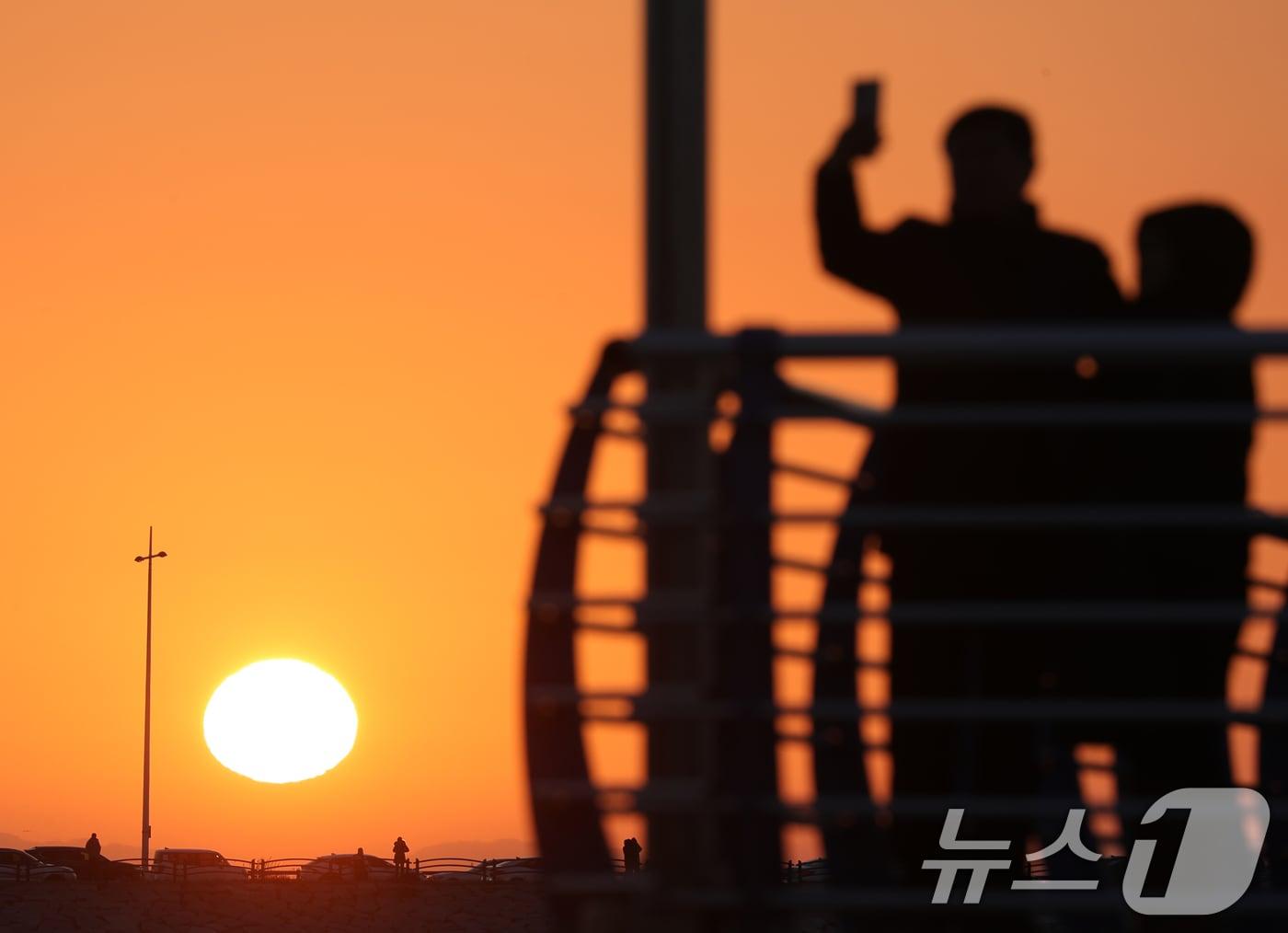 본문 이미지 - 2025년 을사년&#40;乙巳年&#41; 새해 첫날인 1일 전북자치도 군산시 비응항에서 새해 첫 해가 떠오르고 있다. 2025.1.1/뉴스1 ⓒ News1 유경석 기자