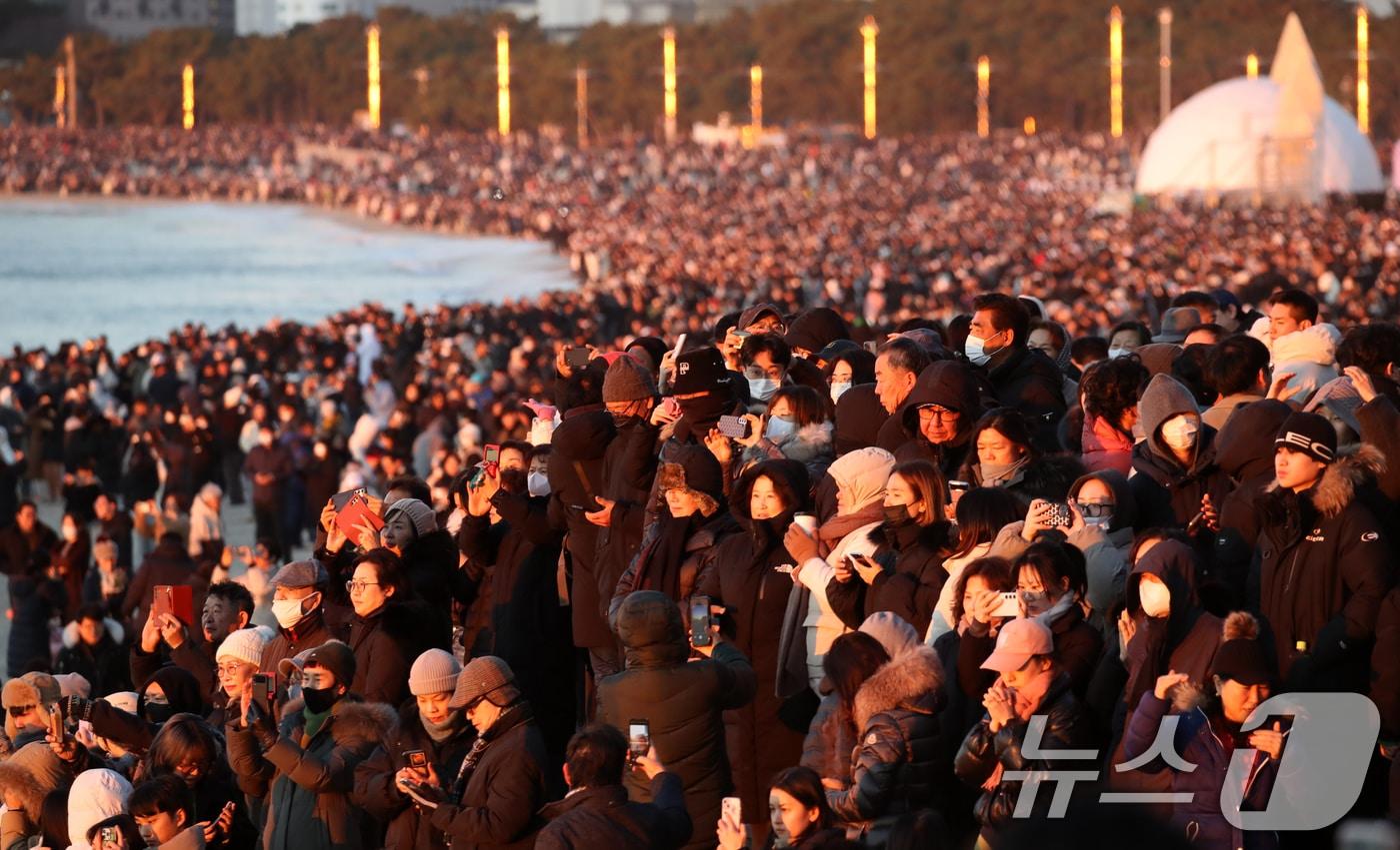 올해 1월 1일 부산 해운대해수욕장에서 첫 해돋이를 기다리는 시민들  뉴스1 ⓒ News1 윤일지 기자