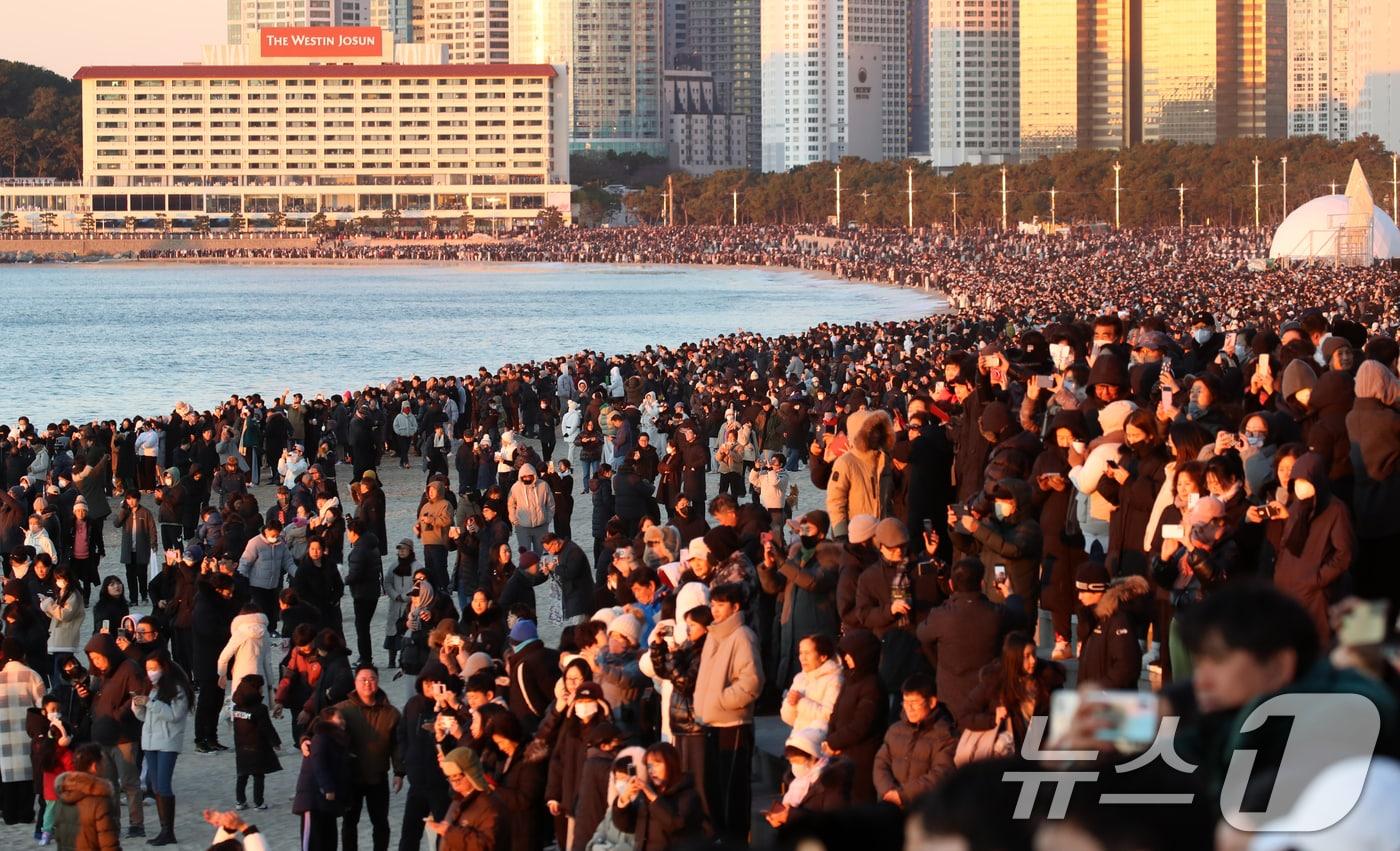 2025년 을사년(乙巳年) 새해 첫날인 1일 오전 부산 해운대해수욕장에서 시민들이 새해 첫 해돋이를 감상하고 있다. 2025.1.1/뉴스1 ⓒ News1 윤일지 기자
