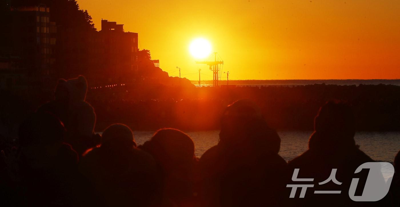 2025년 을사년(乙巳年) 새해 첫날인 1일 오전 부산 해운대해수욕장에서 시민들이 새해 첫 해돋이를 감상하고 있다. 2025.1.1/뉴스1 ⓒ News1 윤일지 기자