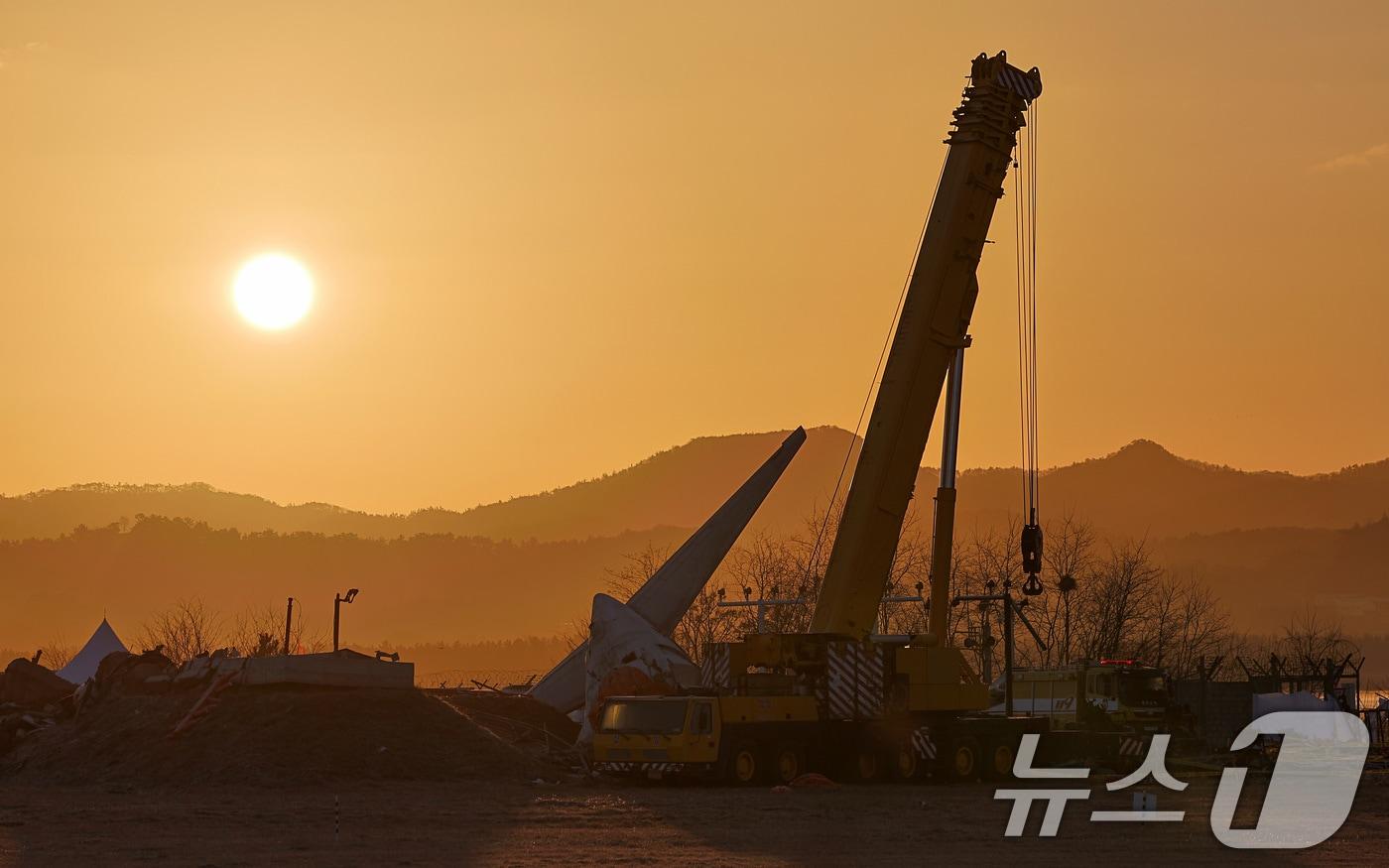 본문 이미지 - 2025년 을사년(乙巳年) 새해 첫 날인 1일 전남 무안국제공항 제주항공 여객기 참사 현장 뒤로 새해 첫 해가 떠오르고 있다. 2024.12.31/뉴스1 ⓒ News1 김성진 기자