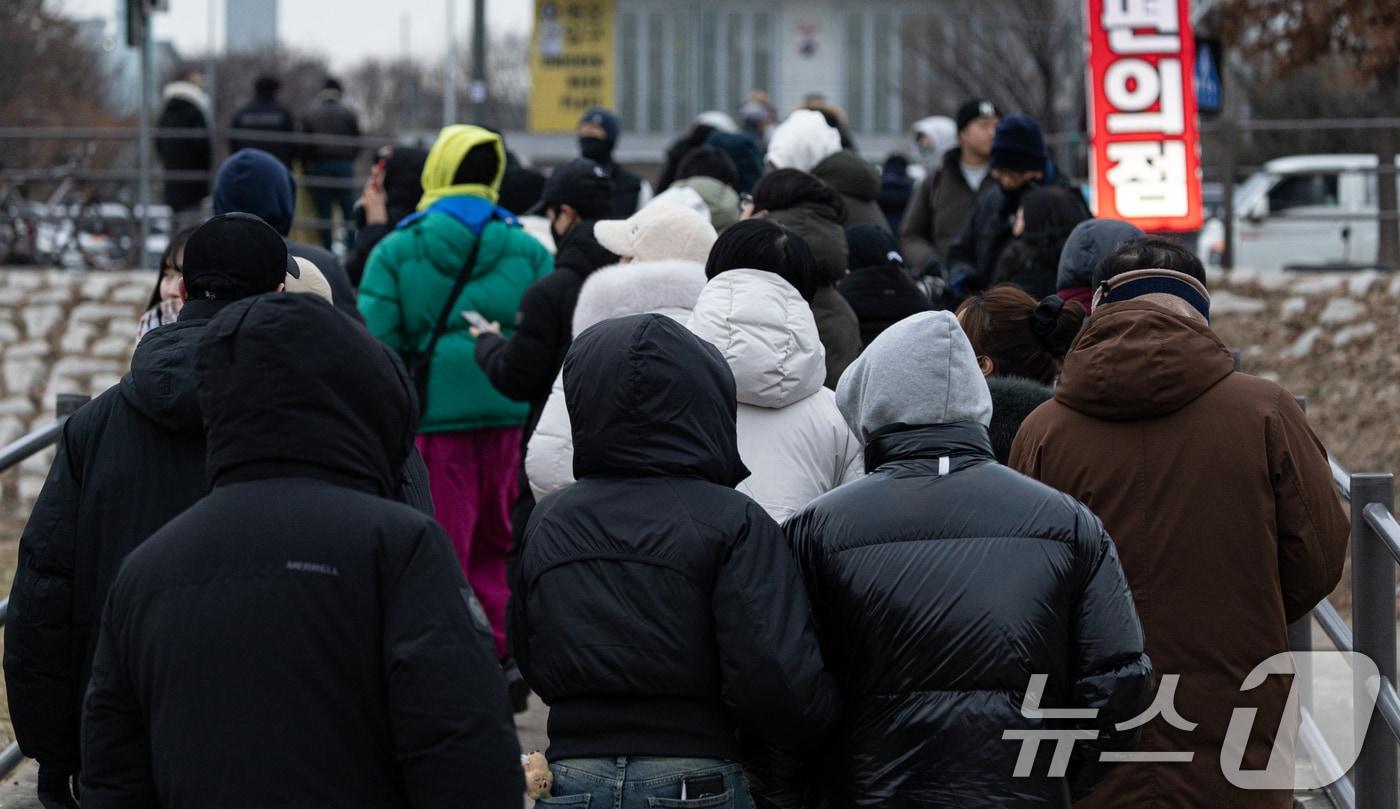 본문 이미지 - 시민들이 발걸음을 옮기고 있다. (사진은 기사 내용과 무관함) / 뉴스1 ⓒ News1