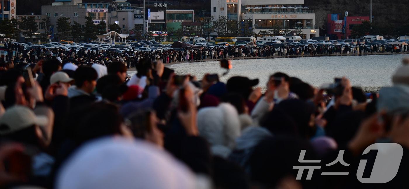 2025년 첫날인 1일 경북 포항시 북구 영일대해수욕장에 모인 시민과 관광객들이 일출을 지켜보고 있다. (뉴스1 자료, 재판매 및 DB금지)2025.12.7/뉴스1 ⓒ News1 최창호 기자