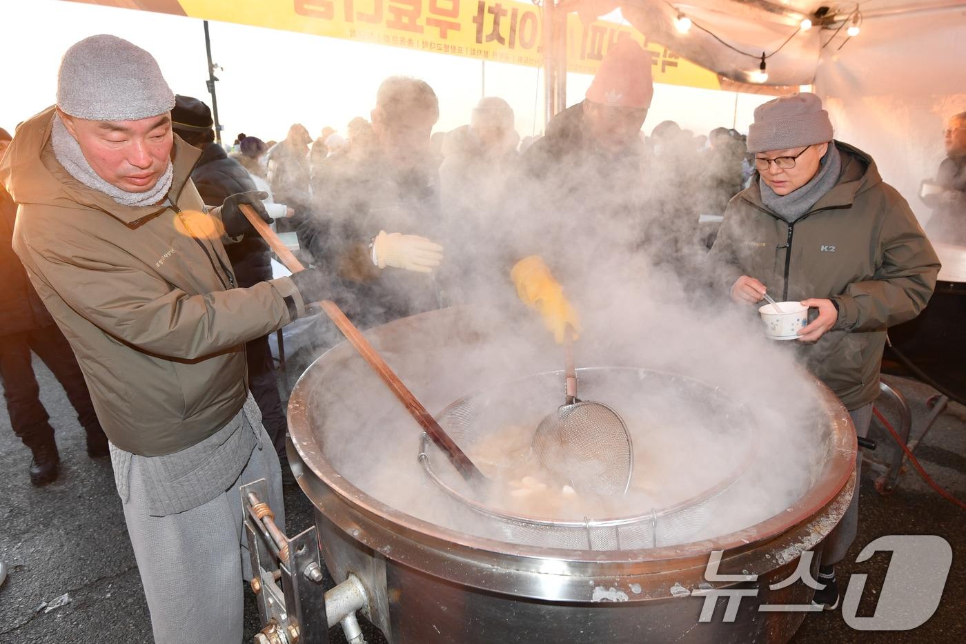 2025년 을사년(乙巳年) 새해 첫날인 1일 경북 포항시 북구 영일대해수욕장에서 포항사암연합회 스님들이 해맞이객들에게 나눠줄 떡국을 준비하고 있다. 2025.1.1/뉴스1 ⓒ News1 최창호 기자