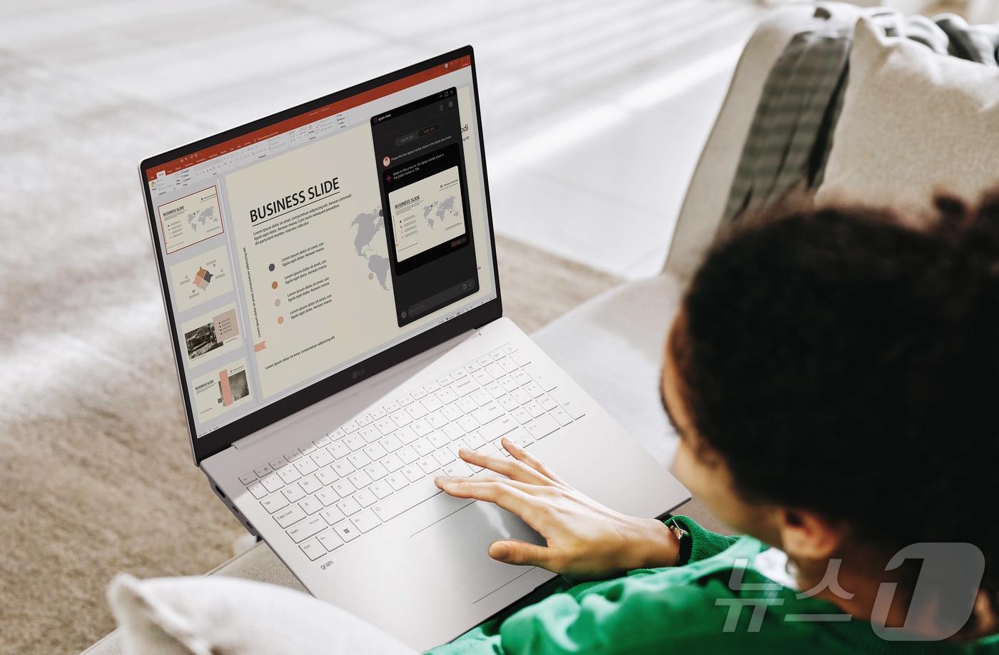 LG전자가 '멀티 AI'로 더 강력해진 2025년형 LG 그램을 선보인다. 사진은 2025년형 LG 그램에서 LG전자의 차별화된 온디바이스 AI인 '그램 챗 온디바이스'를 사용하고 있는 모습.(LG전자 제공) ⓒ News1 김재현 기자