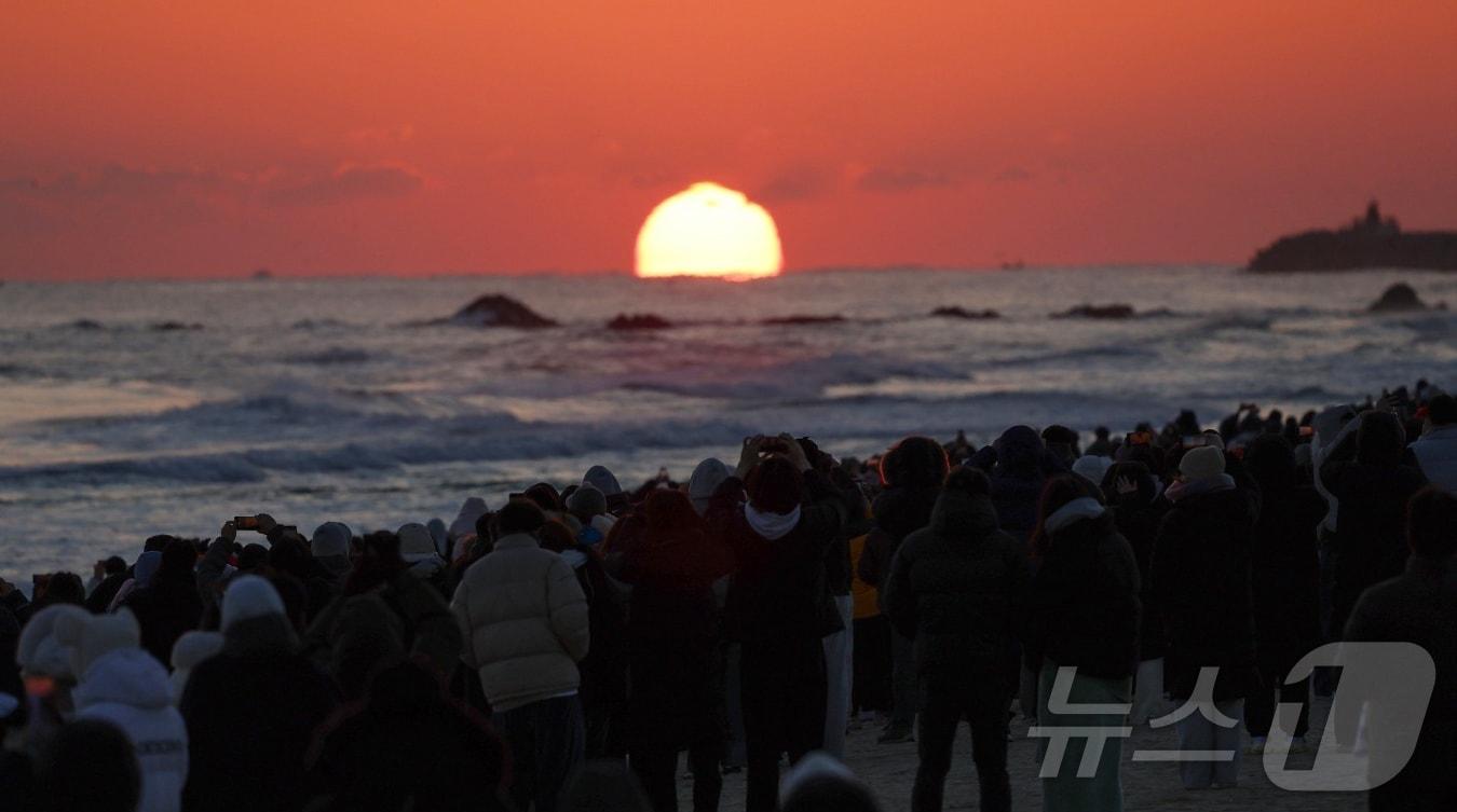 본문 이미지 - 강원 동해시 망상해변 해맞이 자료사진.&#40;동해시 제공, 재판매 및 DB 금지&#41;