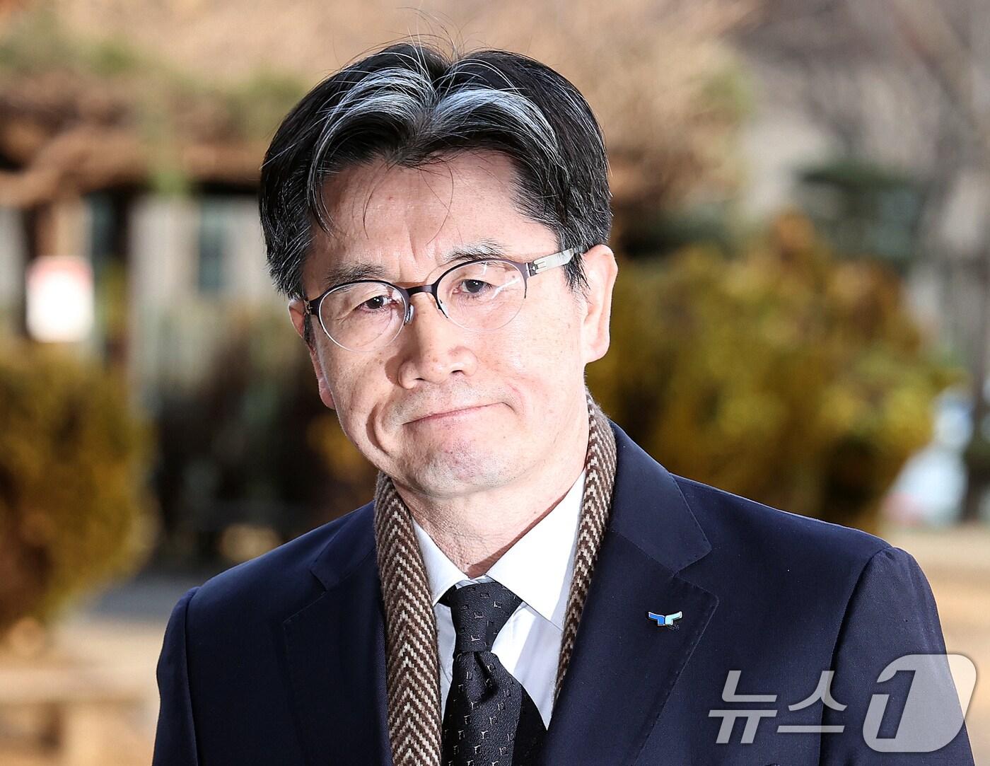 본문 이미지 - 오동운 고위공직자범죄수사처(공수처) 처장이 1일 오전 경기도 과천시 공수처로 출근하고 있다. 2025.1.1/뉴스1 ⓒ News1 구윤성 기자