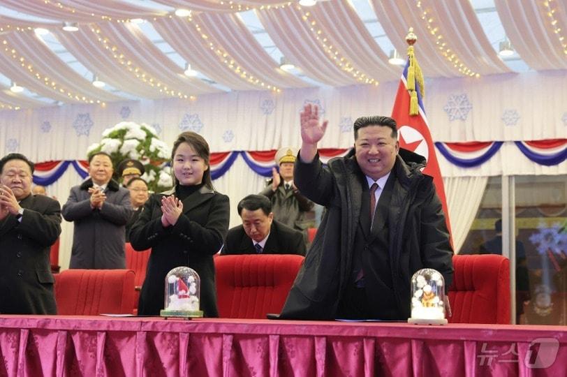 본문 이미지 - 북한 노동당 기관지 노동신문이 1일 신년 경축 공연을 수도 평양의 5월1일 경기장에서 성대하게 진행됐다고 보도했다. 자리에는 딸 주애와 박태성 내각 총리 등 간부들이 함께했다. [국내에서만 사용가능. 재배포 금지. DB 금지. For Use Only in the Republic of Korea. Redistribution Prohibited] rodongphoto@news1.kr