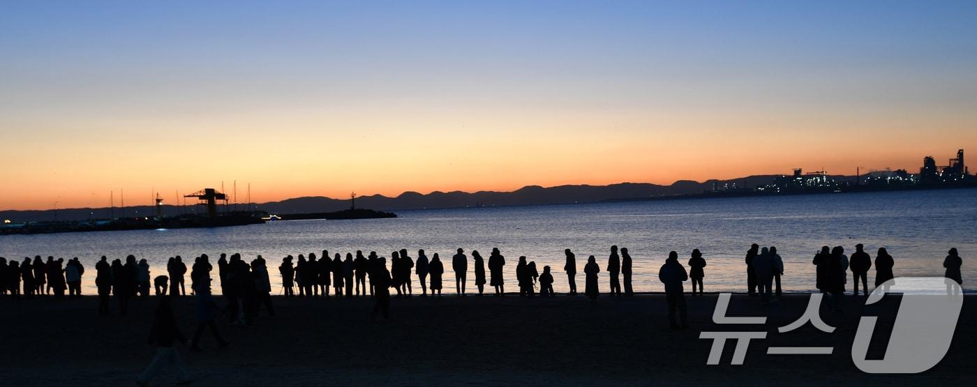 2025년 을사년(乙巳年) 새해 첫날인 1일 경북 포항시 북구 영일대해수욕장 백사장에서 해맞이객들이 일출을 기다리고 있다. 2025.1.1/뉴스1 ⓒ News1 최창호 기자