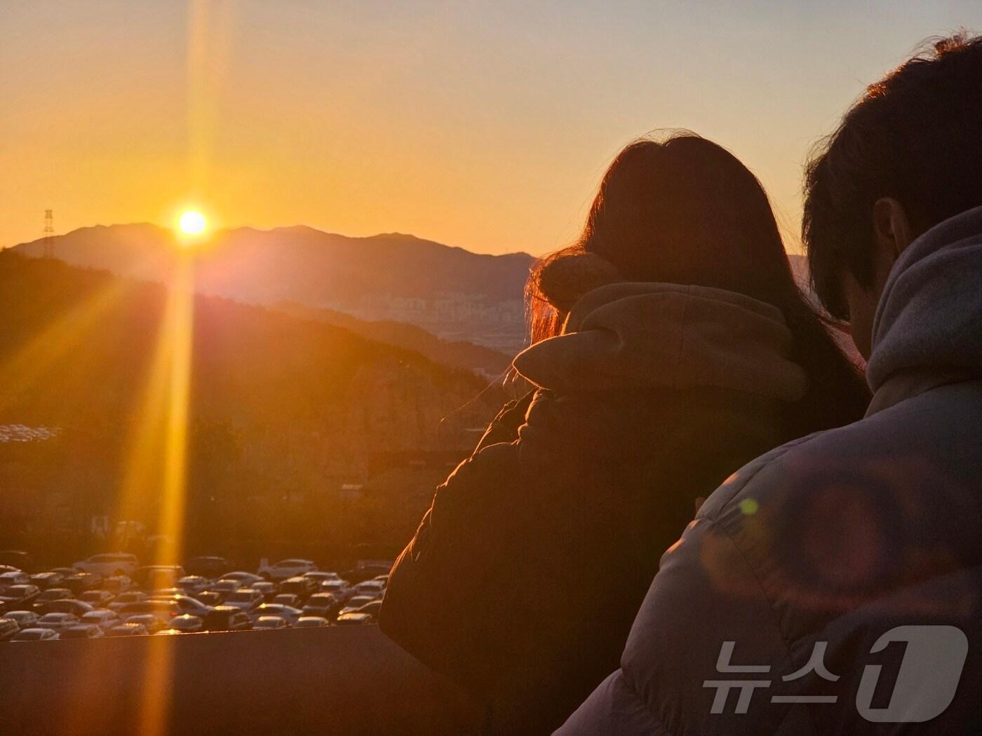 본문 이미지 - 1일 오전 김해 분성산에서 떠오른 새해 첫 해를 시민들이 바라보고 있다. 2025.1.1 ⓒ 뉴스1 박민석 기자