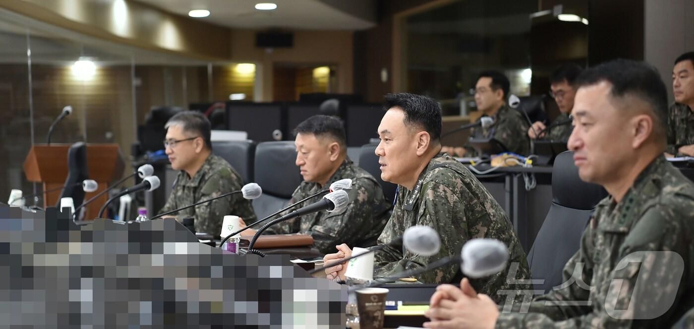 본문 이미지 - 김명수 합동참모의장이 1일 오전 합참 전투통제실에서 현장 지휘통화를 하고 있다.(합동참모본부 제공)