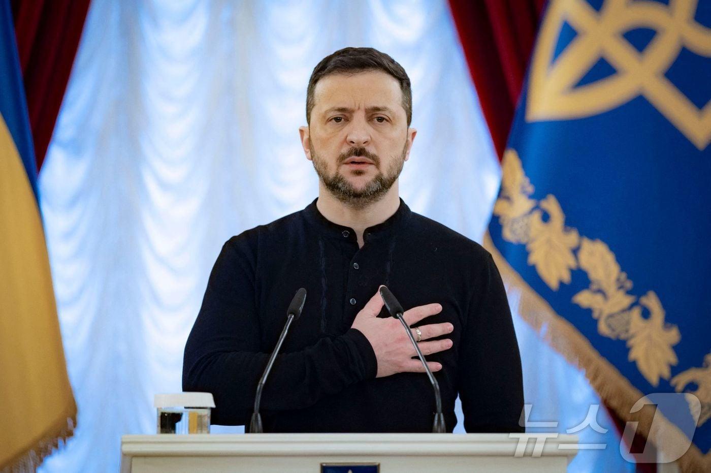 볼로디미르 젤렌스키 우크라이나 대통령이 26일(현지시간) 키이우에서 열린 한 국가 행사에서 국가를 제창하고 있다. 2024.12.26 ⓒ AFP=뉴스1 ⓒ News1 강민경 기자